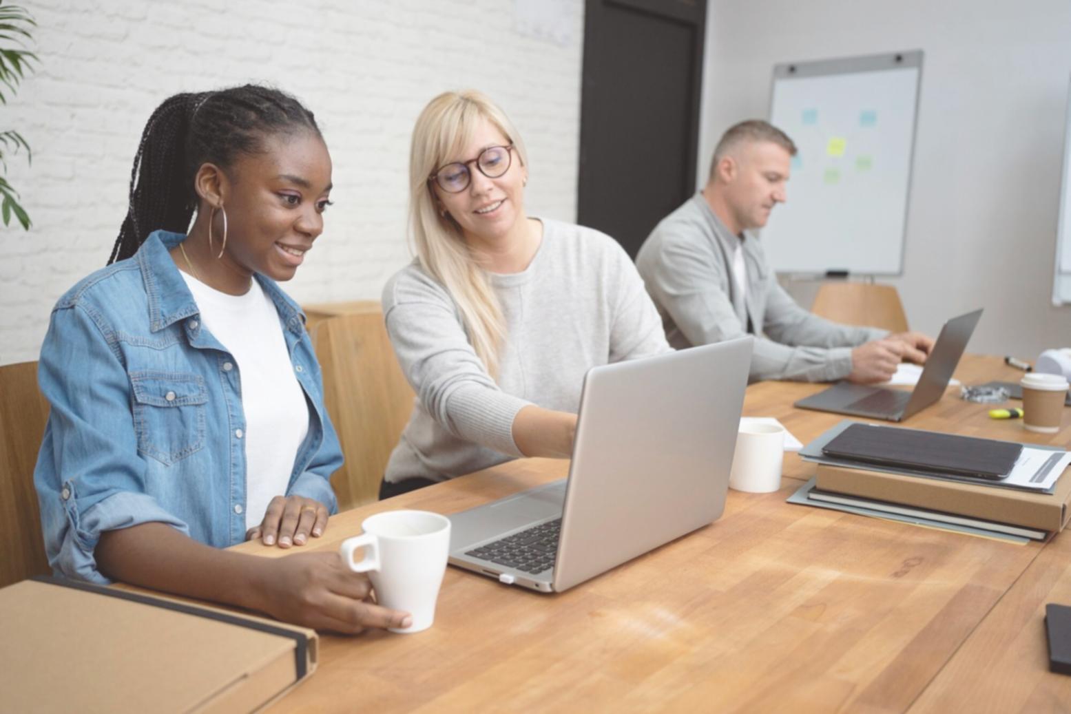 Sesión de formación financiera empresarial en entorno colaborativo